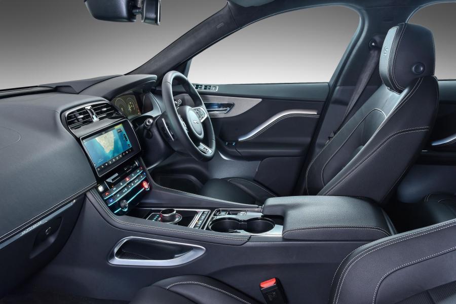 Интерьер Jaguar F-Pace S 30d AWD 2016 года  (ZA) (фото 27 из 27)